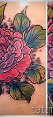 Интересный вариант наколки камелия на фото для статьи про смысл рисунка цветка камелии в тату