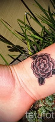 Прикольный вариант татутатуировки камелия на фото для публикации про смысл рисунка цветка камелии в татуировке