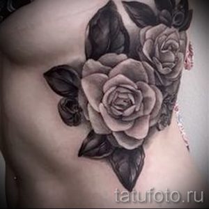 Фото тату черных и белых роз на боку. Графичный рисунок, контрастные цвета, реалистичные лепестки. Идеи для тату.
