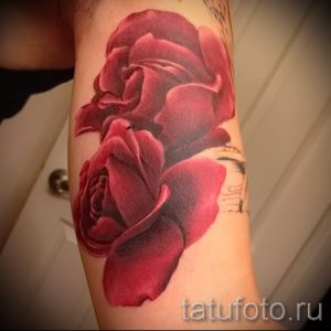 Фото тату красной розы на руке. Реалистичный рисунок, глубокие тени, насыщенные цвета, детализированные лепестки. Идеи для тату.