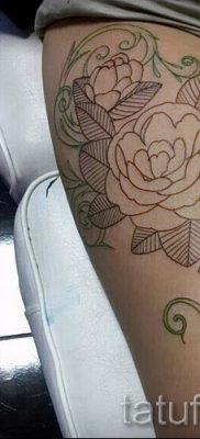 Прикольный вариант татутатуировки камелия на фото для статьи про смысл рисунка цветка камелии в татуировке