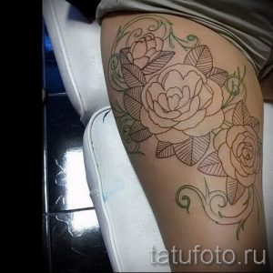 Фото эскиза татуировки роз на бедре. Линейный рисунок, нежные контуры, цветочные узоры и листья. Идеи для тату.