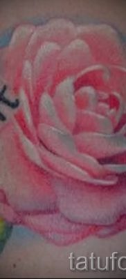 Достойный вариант татутатуировки камелия на фотографии для публикации про историю рисунка цветка камелии в тату