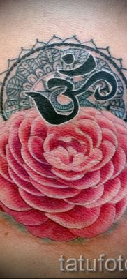 Интересный вариант татутатуировки камелия на фотографии для публикации про смысл рисунка цветка камелии в татуировке