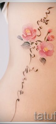 Прикольный вариант татутатуировки камелия на фотографии для публикации про историю рисунка цветка камелии в татуировке