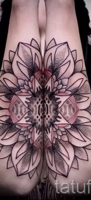 Классный вариант татутатуировки камелия на фото для материала про толкование рисунка цветка камелии в татуировке
