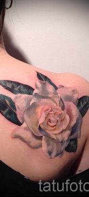 Прикольный вариант татутатуировки камелия на фотографии для публикации про значение рисунка цветка камелии в татуировке