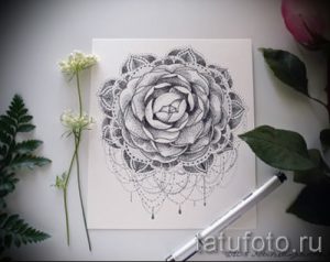Фото тату розы в технике dotwork. Рисунок цветка, выполненный точками, создает эффект графики и объема. Изящный и минималистичный стиль.