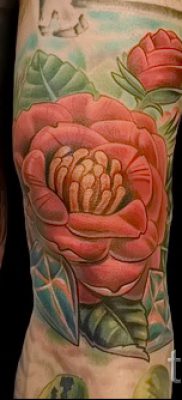 Интересный вариант наколки камелия на фото для публикации про смысл рисунка цветка камелии в татуировке