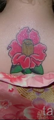 Интересный вариант татутатуировки камелия на фотографии для заметки про значение рисунка цветка камелии в татуировке