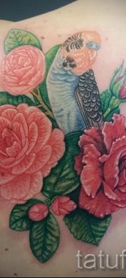 Интересный вариант наколки камелия на фотографии для публикации про историю рисунка цветка камелии в татуировке