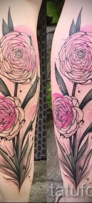 Интересный вариант татутатуировки камелия на фотографии для статьи про историю рисунка цветка камелии в татуировке