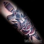 Интересный пример нанесенной татуировки кинжал и роза – рисунок подойдет для тату кинжал и роза и череп
