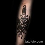 Крутой вариант существующей татуировки кинжал и роза – рисунок подойдет для тату кинжал и роза белая
