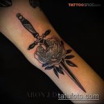 Прикольный пример готовой татуировки кинжал и роза – рисунок подойдет для тату кинжал и роза и череп