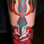 Интересный пример выполненной татуировки кинжал и роза – рисунок подойдет для тату кинжал и роза и череп