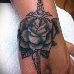 Прикольный пример выполненной тату кинжал и роза – рисунок подойдет для тату кинжал и роза и череп
