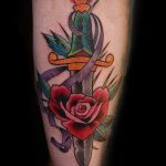 Прикольный вариант готовой татуировки кинжал и роза – рисунок подойдет для тату кинжал и роза алая