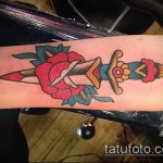Оригинальный вариант выполненной татуировки кинжал и роза – рисунок подойдет для тату кинжал и роза алая