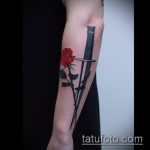 Крутой вариант нанесенной тату кинжал и роза – рисунок подойдет для тату кинжал и роза алая