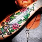 Оригинальный пример готовой татуировки кинжал и роза – рисунок подойдет для тату кинжал и роза белая