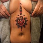 Крутой вариант существующей татуировки кинжал и роза – рисунок подойдет для тату кинжал и роза и череп