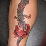 Зачетный пример существующей татуировки кинжал и роза – рисунок подойдет для тату кинжал и роза и череп