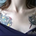 Фото тату на ключицах: изящные рисунки с изображением кинжала и розы, выполненные в традиционном стиле с использованием мягких оттенков.