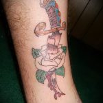 Оригинальный вариант готовой татуировки кинжал и роза – рисунок подойдет для тату кинжал и роза алая