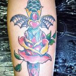 Прикольный вариант нанесенной татуировки кинжал и роза – рисунок подойдет для тату кинжал и роза белая
