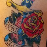 Оригинальный пример нанесенной татуировки кинжал и роза – рисунок подойдет для тату кинжал и роза и череп