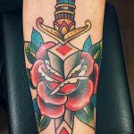 Классный вариант выполненной татуировки кинжал и роза – рисунок подойдет для тату кинжал и роза и череп