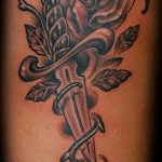 Крутой вариант готовой татуировки кинжал и роза – рисунок подойдет для тату кинжал и роза белая