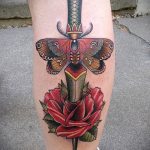 Прикольный пример выполненной татуировки кинжал и роза – рисунок подойдет для тату кинжал и роза и череп