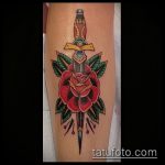 Оригинальный пример существующей татуировки кинжал и роза – рисунок подойдет для тату кинжал и роза алая