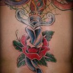 Зачетный вариант существующей татуировки кинжал и роза – рисунок подойдет для тату кинжал и роза алая