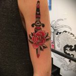 Уникальный вариант выполненной тату кинжал и роза – рисунок подойдет для тату кинжал и роза алая