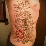 Прикольный пример нанесенной татуировки кинжал и роза – рисунок подойдет для тату кинжал и роза и череп