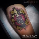 Крутой вариант выполненной татуировки кинжал и роза – рисунок подойдет для тату кинжал и роза алая