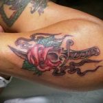 Прикольный вариант выполненной тату кинжал и роза – рисунок подойдет для тату кинжал и роза алая