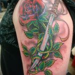 Прикольный вариант существующей татуировки кинжал и роза – рисунок подойдет для тату кинжал и роза белая