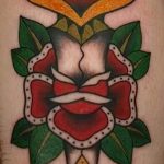Зачетный пример нанесенной татуировки кинжал и роза – рисунок подойдет для тату кинжал и роза белая