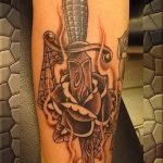 Классный вариант выполненной татуировки кинжал и роза – рисунок подойдет для тату кинжал и роза алая