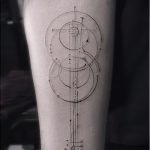 Интересный пример готовой татуировки круг – рисунок подойдет для тату узоры круг