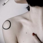 Интересный пример выполненной наколки круг – рисунок подойдет для тату круг на груди