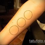 Интересный вариант нанесенной татуировки круг – рисунок подойдет для тату в кругу друзей