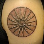 Интересный вариант готовой тату круг – рисунок подойдет для тату круг перьями