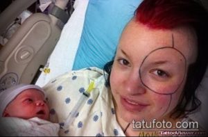 Фото тату: необычная татуировка на лице женщины, представляющая собой геометрические линии и фигуры вокруг глаза. Смелый и провокационный дизайн.