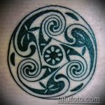 Крутой пример выполненной татуировки круг – рисунок подойдет для тату волна в круге