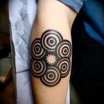 Интересный пример существующей татуировки круг – рисунок подойдет для тату надпись кругу